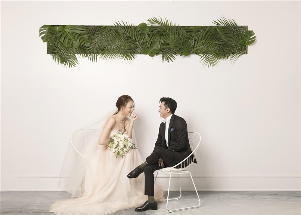 Đàm Thu Trang như người khổng lồ trong ảnh cưới với Cường Đô La: Bí kíp nào cho cặp đôi cột đèn - máy nước trở nên hài hòa?-1