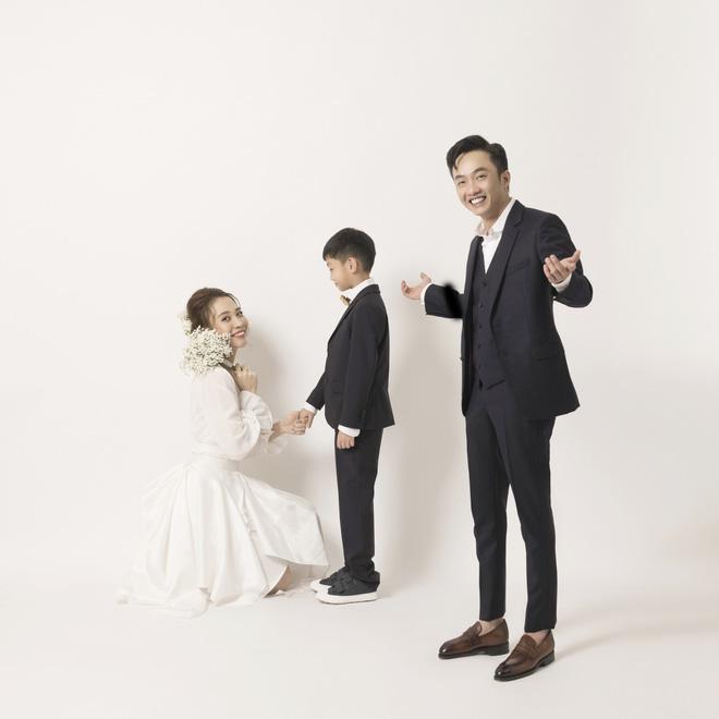 Đàm Thu Trang như người khổng lồ trong ảnh cưới với Cường Đô La: Bí kíp nào cho cặp đôi cột đèn - máy nước trở nên hài hòa?-7