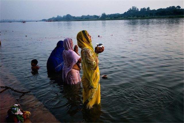 2 con sông có 2 màu trái ngược nhau nhưng cùng chung 1 số phận ở Ấn Độ-3