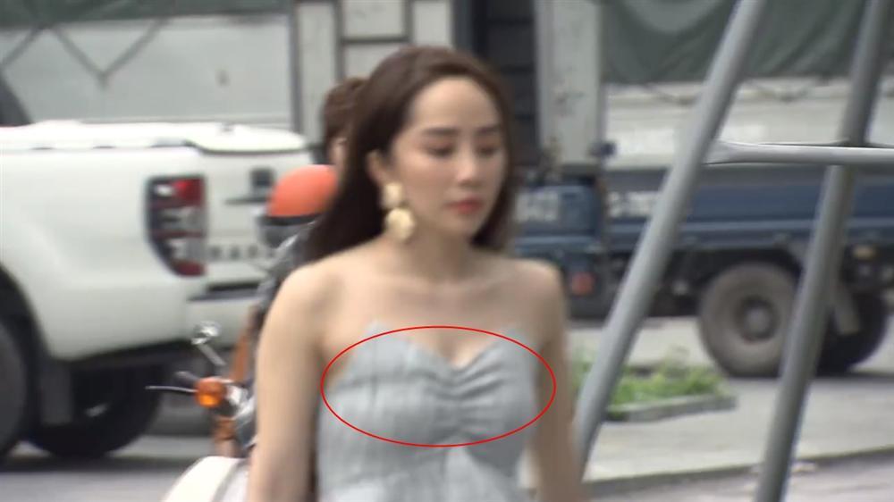 Trong lúc chờ Dương thay trời hành đạo, khán giả lại ngán ngẩm vì kiểu ăn mặc như gái ngành của Nhã tiểu tam trong Về nhà đi con tập 71-2