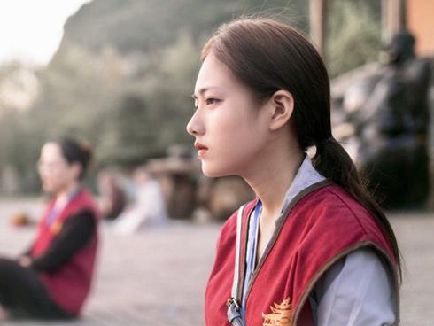 Lên chùa tu hành, nữ sinh Ninh Bình gây bão mạng vì quá xinh đẹp, ảnh đời thực còn choáng váng hơn