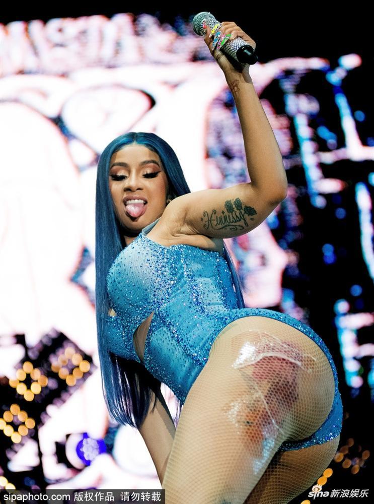 Sau màn bục quần xấu hổ, Cardi B tiếp tục diện bodysuit khoe bàn tọa siêu to khổng lồ-2