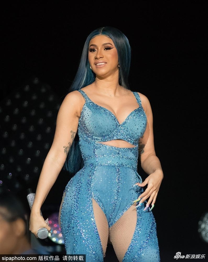 Sau màn bục quần xấu hổ, Cardi B tiếp tục diện bodysuit khoe bàn tọa siêu to khổng lồ-6