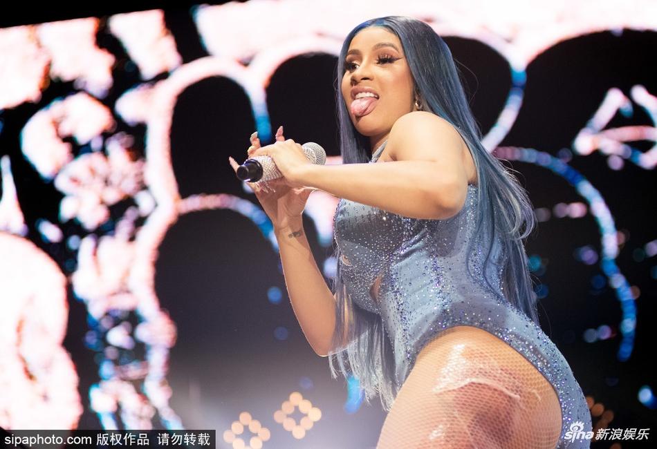 Sau màn bục quần xấu hổ, Cardi B tiếp tục diện bodysuit khoe bàn tọa siêu to khổng lồ-4