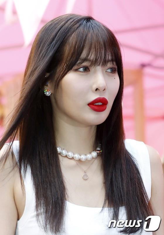 HyunA tiếp tục hở áo ngực sau ồn ào mặc phản cảm tại sự kiện-1