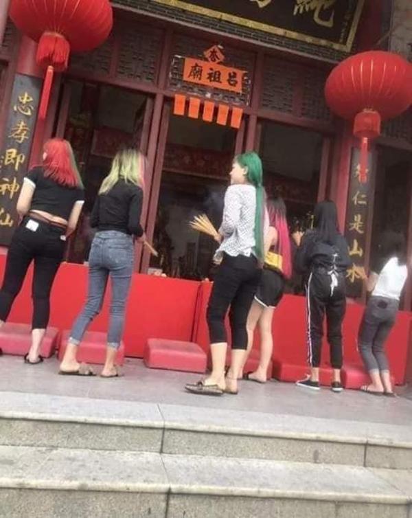 Nhóm nữ sinh trẻ trâu hứng đủ gạch đá khi đầu nhuộm xanh đỏ, diện đồ ngủ ngắn cũn cỡn đi lễ chùa-1