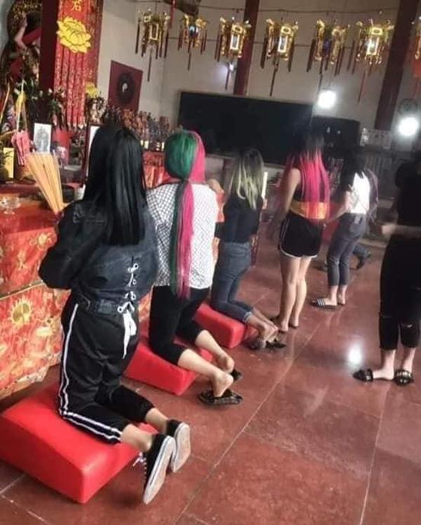 Nhóm nữ sinh trẻ trâu hứng đủ gạch đá khi đầu nhuộm xanh đỏ, diện đồ ngủ ngắn cũn cỡn đi lễ chùa-2