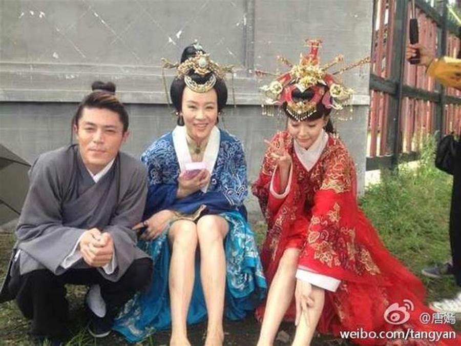 Sao Hoa ngữ vật lộn chống chọi với nắng nóng trên phim trường-3