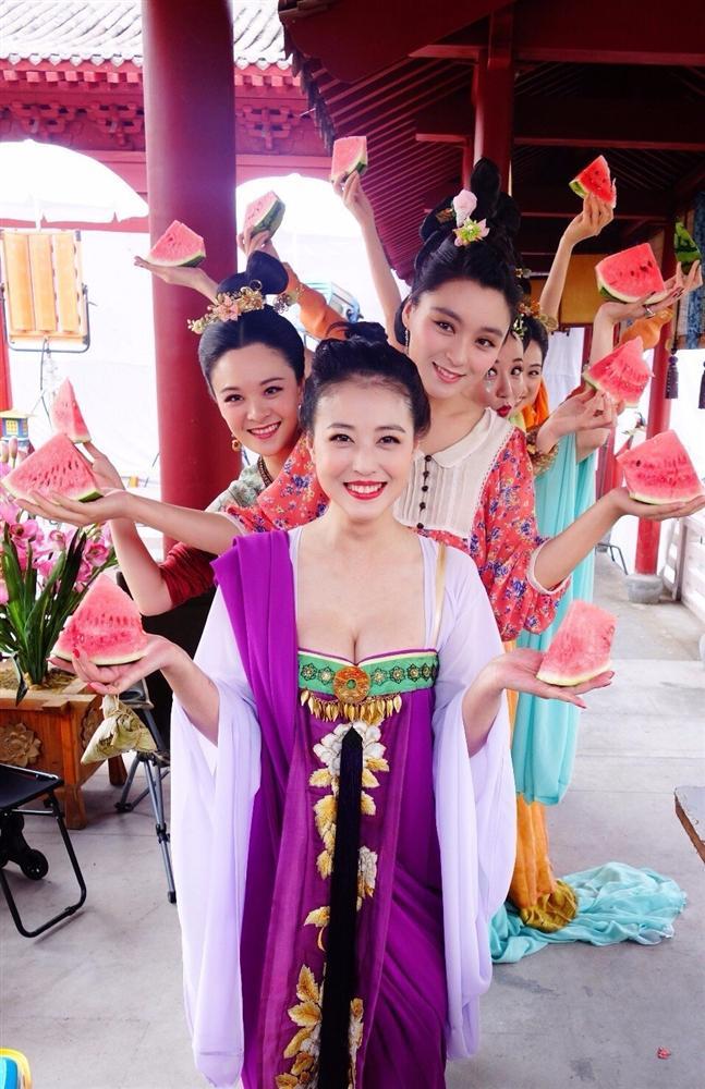 Sao Hoa ngữ vật lộn chống chọi với nắng nóng trên phim trường-10