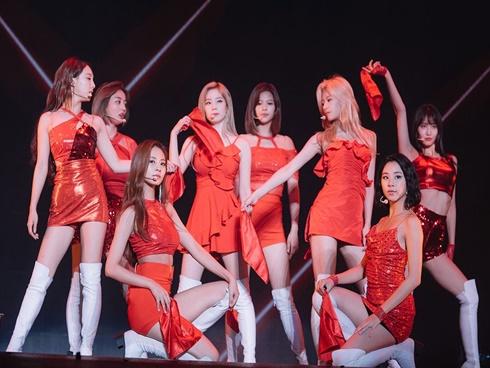 Concert của TWICE bị báo Mỹ vùi dập không thương tiếc: flop nặng, bất tài, biểu cảm như robot