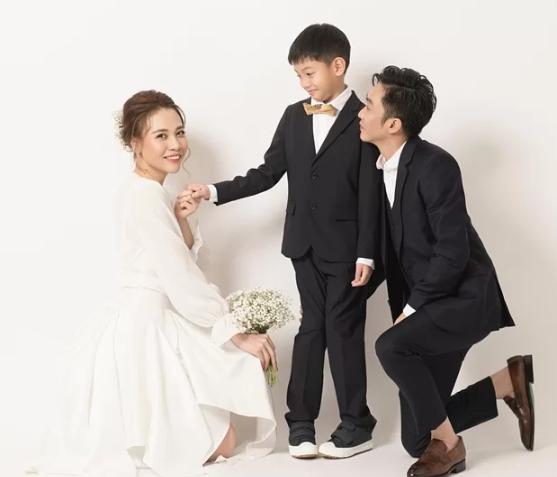 Con trai Cường Đô La chụp ảnh cưới cùng ba và mẹ kế, dân mạng xót xa Hà Hồ: Cô ấy chắc đau lòng lắm-1