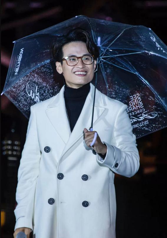 Đào mộ ảnh thời còn phèn mập ú của Hà Anh Tuấn, cộng đồng mạng ngỡ ngàng: Sao giống Đông Nhi thế?-1