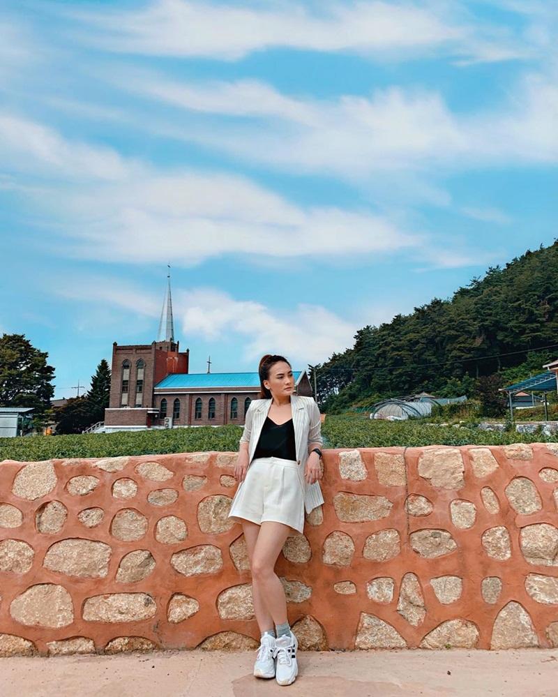 Ngọc Trinh khoe street style sương sương hơn 3 tỷ - Nam Em lên đồ lôi thôi, quê kiểng-3