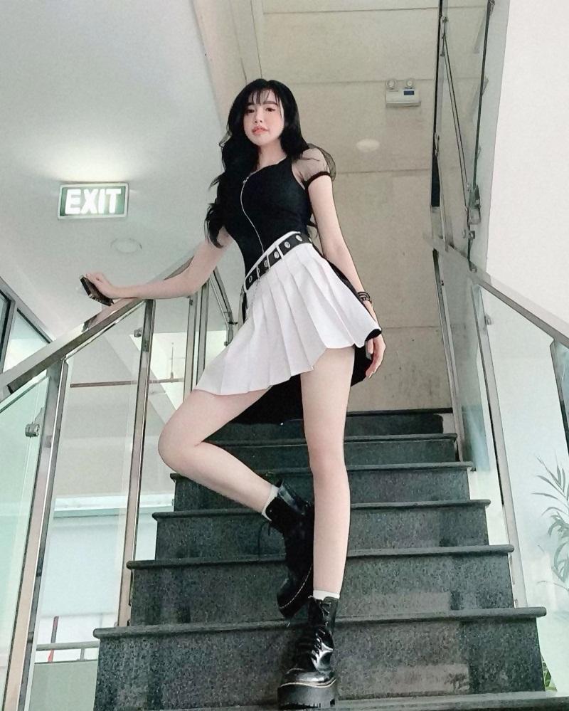 Ngọc Trinh khoe street style sương sương hơn 3 tỷ - Nam Em lên đồ lôi thôi, quê kiểng-4