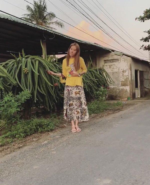Ngọc Trinh khoe street style sương sương hơn 3 tỷ - Nam Em lên đồ lôi thôi, quê kiểng-6