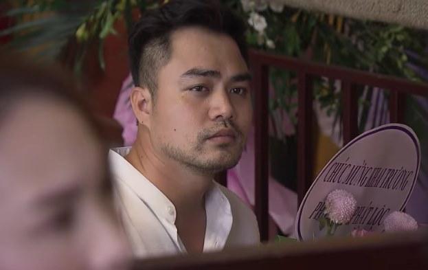 Sau khi ra tù, Khải đến mừng Huệ khai trương cửa hàng trong tập 72 Về Nhà Đi Con-3