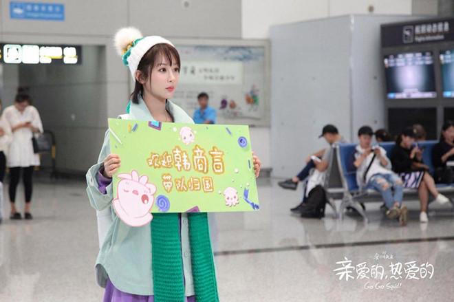 Đi giày hiếm trong phim, nữ chính Cá mực hầm mật vẫn bị dân mạng chê-6