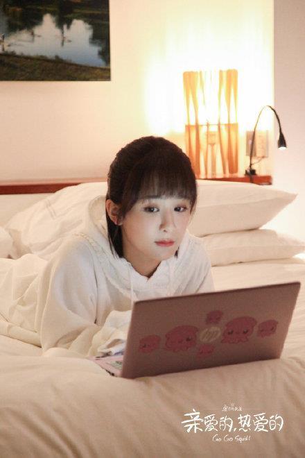 Đi giày hiếm trong phim, nữ chính Cá mực hầm mật vẫn bị dân mạng chê-9