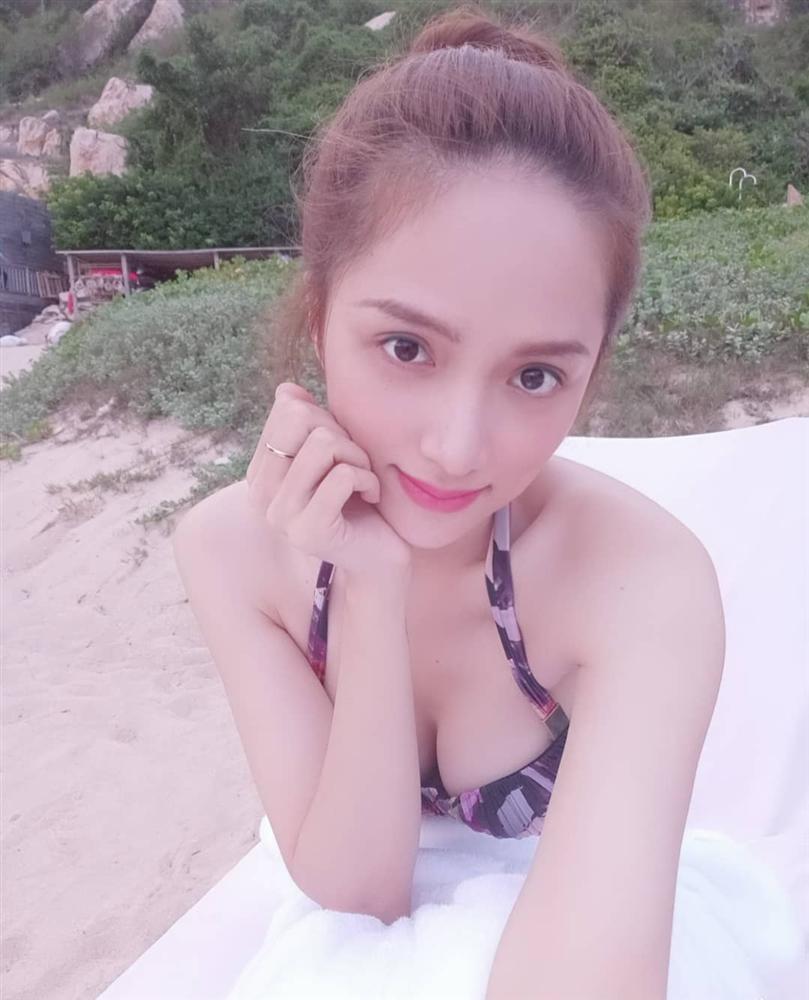Diện bikini siêu gợi cảm đi biển, Hương Giang để lộ khuyết điểm sắc vóc muốn che cũng không được-1