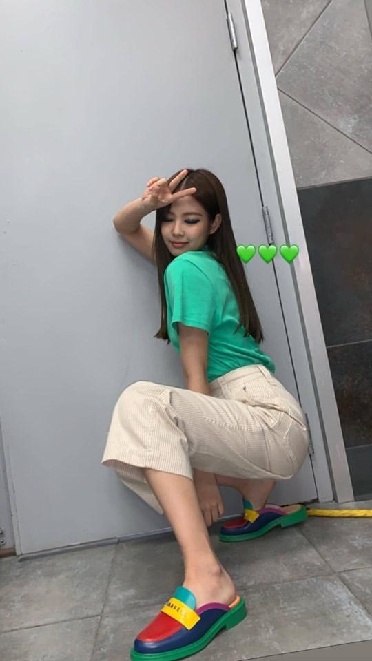 Muốn ảnh được triệu like, học ngay cách tạo dáng vừa ngầu vừa đáng yêu như BLACKPINK Jennie-2