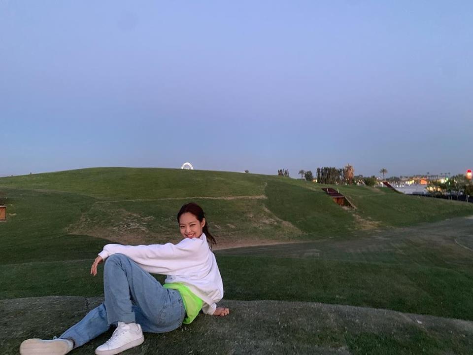 Muốn ảnh được triệu like, học ngay cách tạo dáng vừa ngầu vừa đáng yêu như BLACKPINK Jennie-7