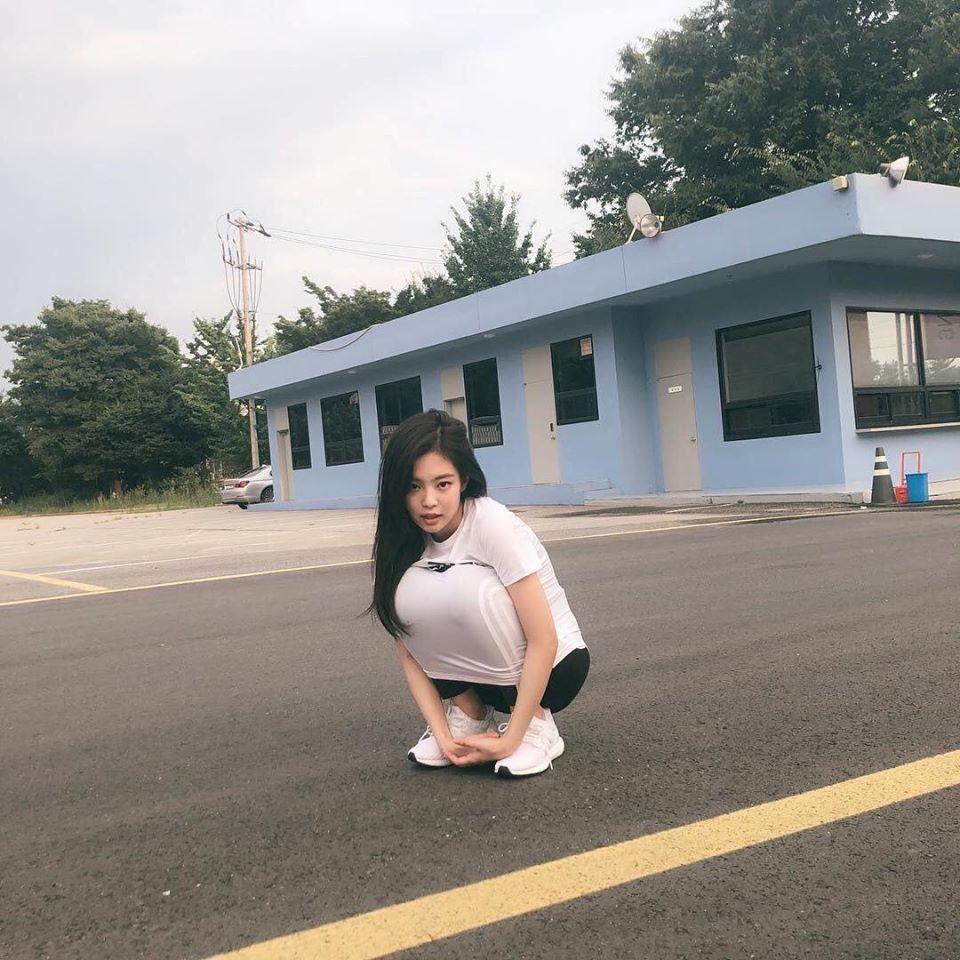 Muốn ảnh được triệu like, học ngay cách tạo dáng vừa ngầu vừa đáng yêu như BLACKPINK Jennie-8