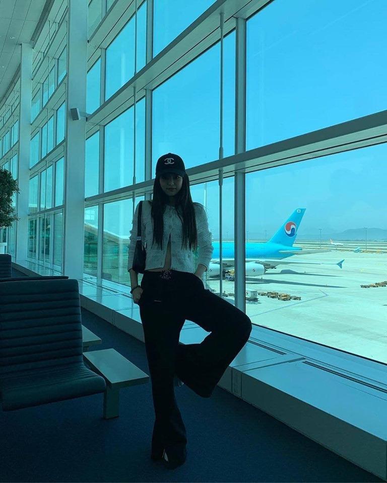 Muốn ảnh được triệu like, học ngay cách tạo dáng vừa ngầu vừa đáng yêu như BLACKPINK Jennie-15