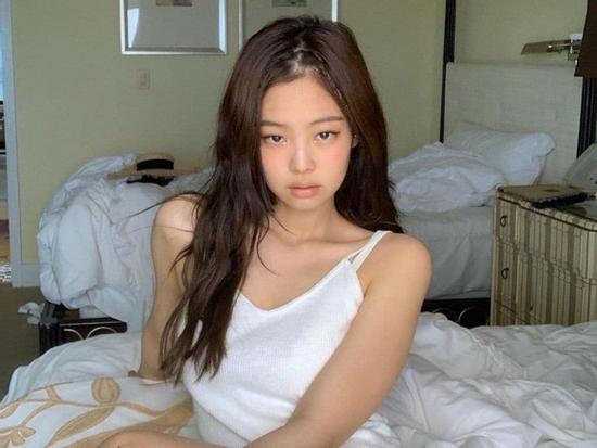 Muốn ảnh được triệu like, học ngay cách tạo dáng vừa ngầu vừa đáng yêu như BLACKPINK Jennie