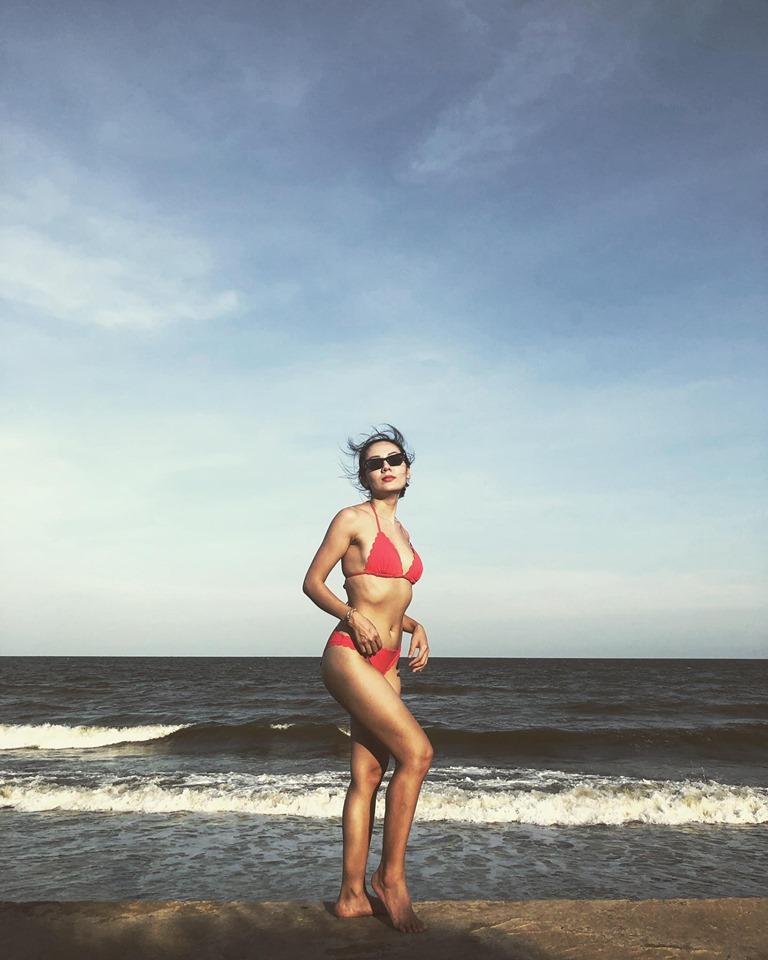 Danh xưng Thánh bikini Vbiz gọi tên ca sĩ Phương Linh: về quê mà mang đến 35 kg đồ bơi 2 mảnh-2
