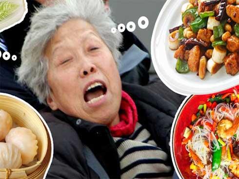 Đang đi dạo bị rắn cắn, cô gái trẻ đẹp túm cổ con rắn, quấn vào tay mang đến bệnh viện cấp cứu-5