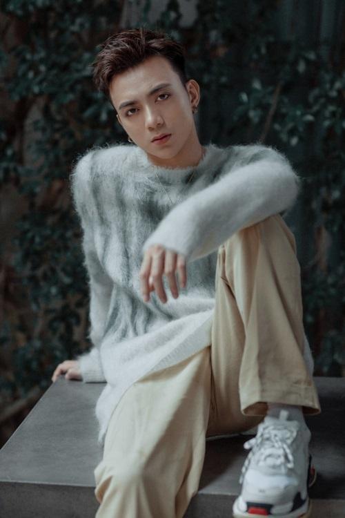 Soobin Hoàng Sơn vừa đệm đàn vừa hát live Nếu Ngày Ấy da diết đến lụi tim, fan đồng loạt khen hay là quá thừa-1