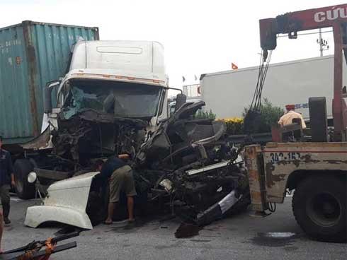 Tai nạn tiếp diễn trên quốc lộ 5, xe container nát đầu