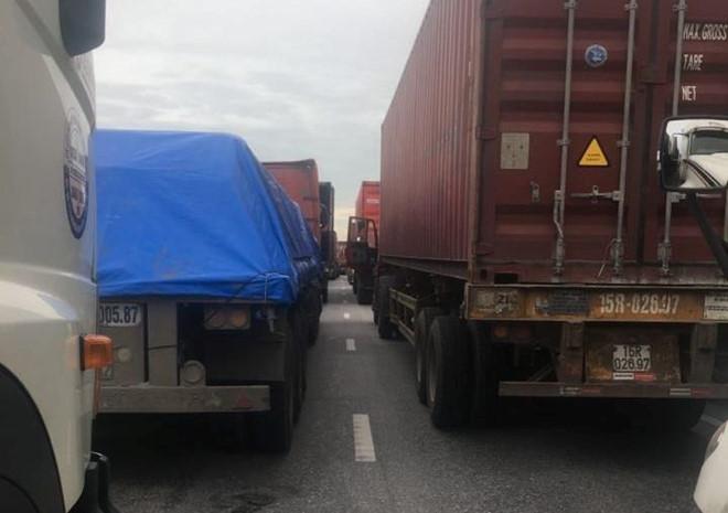 Tai nạn tiếp diễn trên quốc lộ 5, xe container nát đầu-2