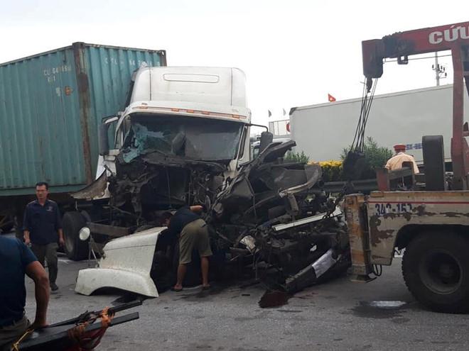 Tai nạn tiếp diễn trên quốc lộ 5, xe container nát đầu-1