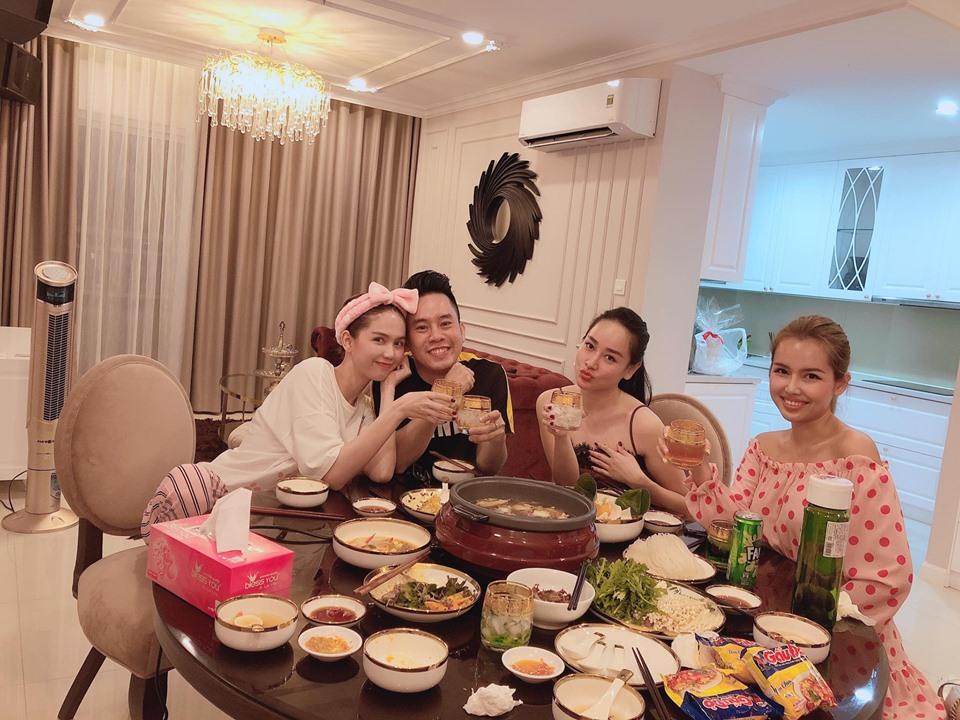 Bắc chân lên ghế khi ăn tiệc, Ngọc Trinh bị soi dáng ngồi bá đạo khác hẳn kiểu cách sang chảnh quen thuộc-1