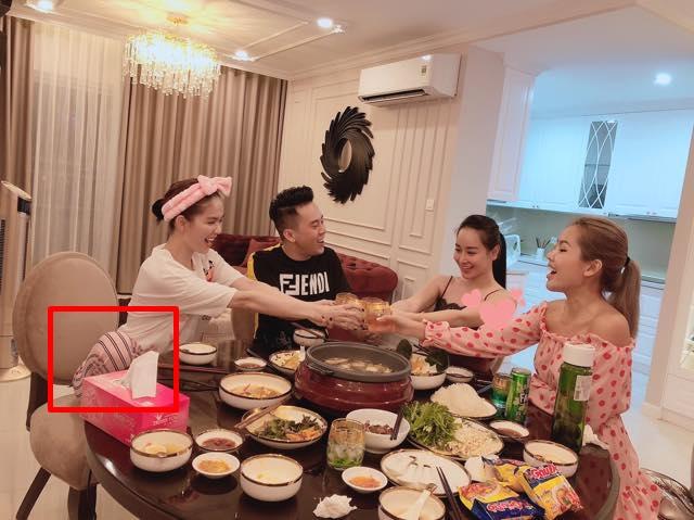 Bắc chân lên ghế khi ăn tiệc, Ngọc Trinh bị soi dáng ngồi bá đạo khác hẳn kiểu cách sang chảnh quen thuộc-2