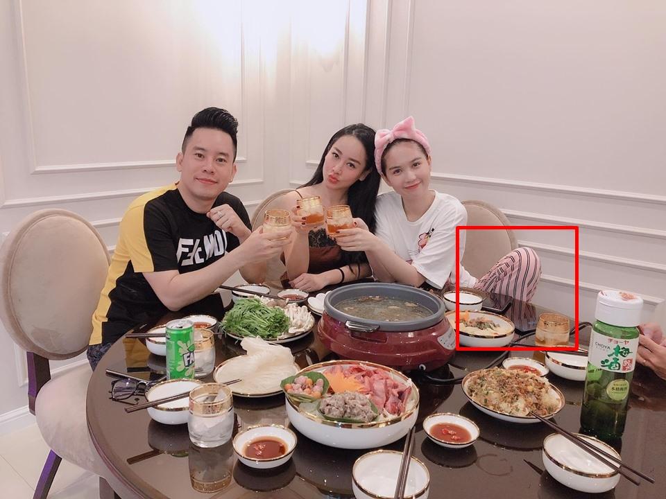 Bắc chân lên ghế khi ăn tiệc, Ngọc Trinh bị soi dáng ngồi bá đạo khác hẳn kiểu cách sang chảnh quen thuộc-3