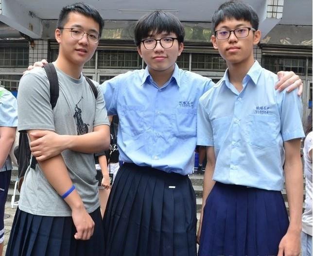Nam sinh mặc váy đi học để phản đối lệnh cấm quần sooc