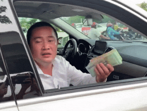 Người ôm tiền cố thủ trên chiếc Mercedes GLS 5 tỷ là ai?-3