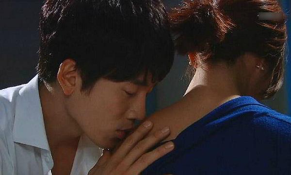 Giữ gìn suốt 2 năm, đêm tân hôn, vừa mở áo vợ ra, tôi hốt hoảng rồi ôm mặt khóc òa-2