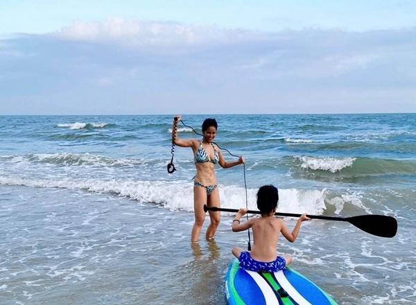 Mẹ 2 con Diva Hồng Nhung U50 khoe cơ bụng săn chắc cực sexy, chị em tuổi 20 chưa chắc có được-2