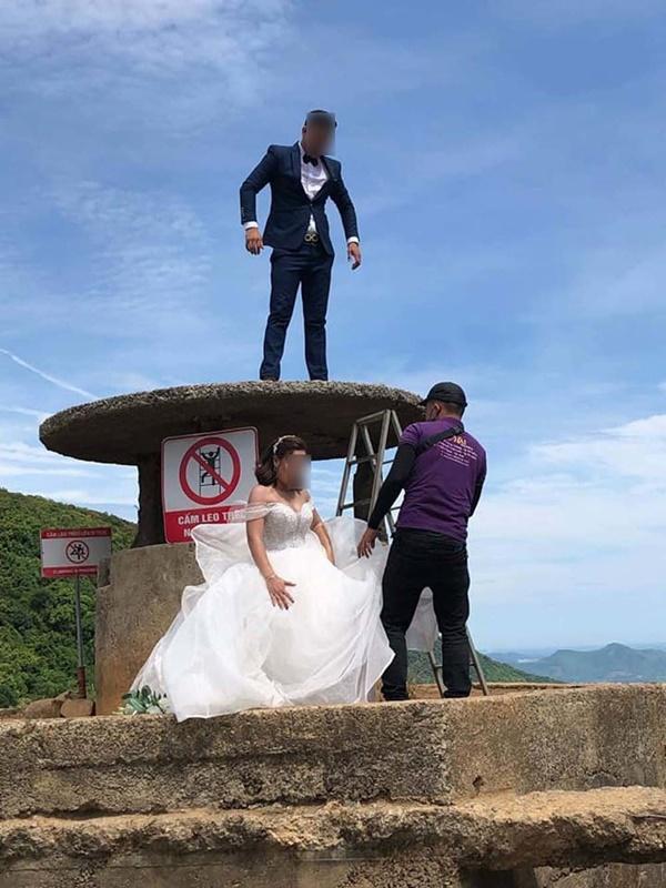 Bất chấp biển cấm, cặp đôi trèo lên di tích ở Đà Nẵng để có ảnh đẹp-2