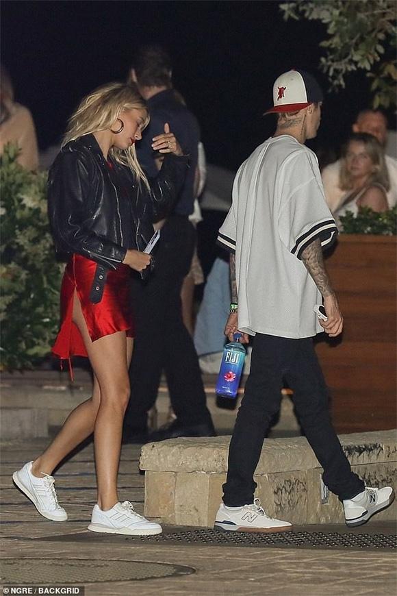 Lên đồ đi chơi, vợ Justin Bieber mặc váy xẻ lộ vòng ba, chiếm spotlight khiến chồng lu mờ-1
