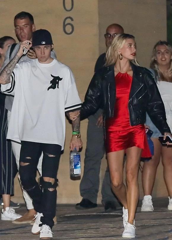 Lên đồ đi chơi, vợ Justin Bieber mặc váy xẻ lộ vòng ba, chiếm spotlight khiến chồng lu mờ-2