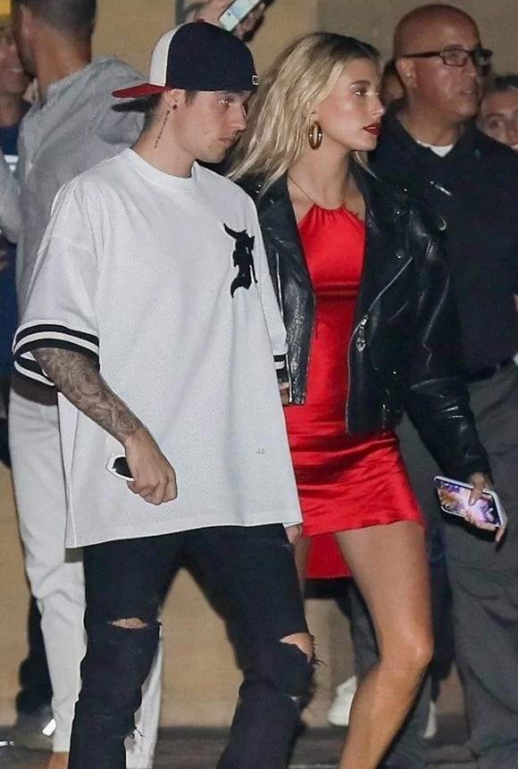 Lên đồ đi chơi, vợ Justin Bieber mặc váy xẻ lộ vòng ba, chiếm spotlight khiến chồng lu mờ-3