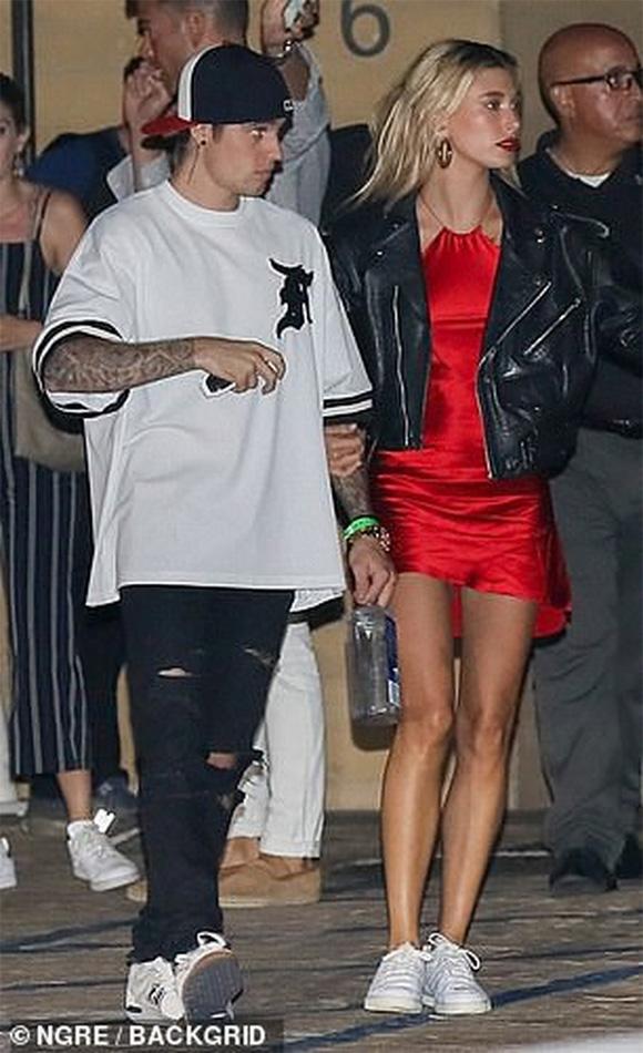 Lên đồ đi chơi, vợ Justin Bieber mặc váy xẻ lộ vòng ba, chiếm spotlight khiến chồng lu mờ-4