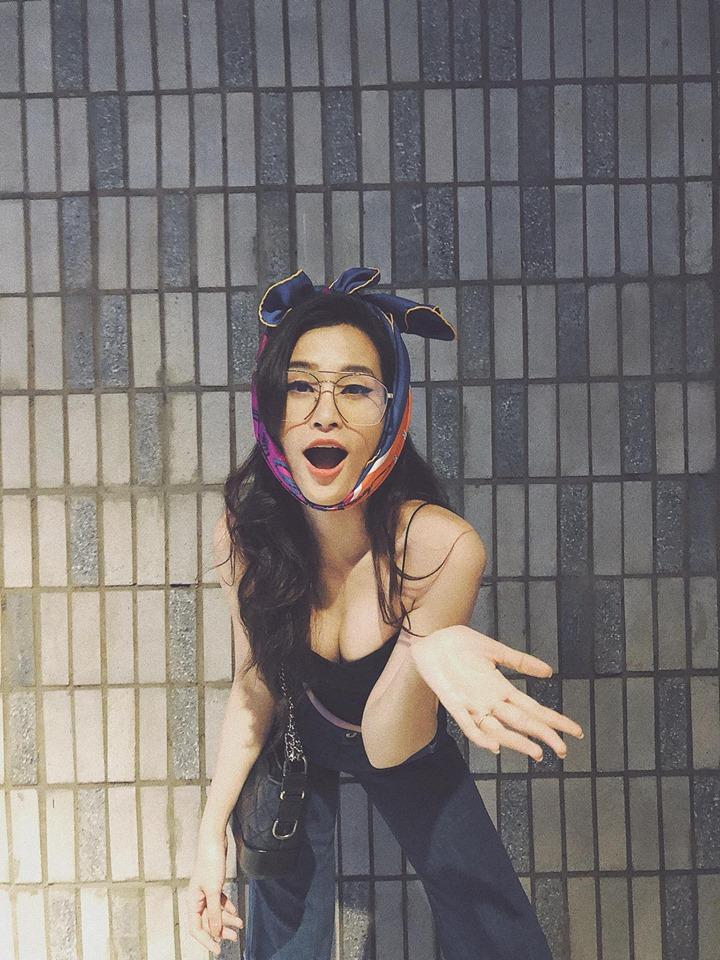 Đông Nhi mặc gợi cảm bội phần sau màn cầu hôn của Ông Cao Thắng ?-1