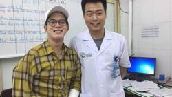 Quang Anh ‘Về nhà đi con’ bị tai nạn rạn xương tay