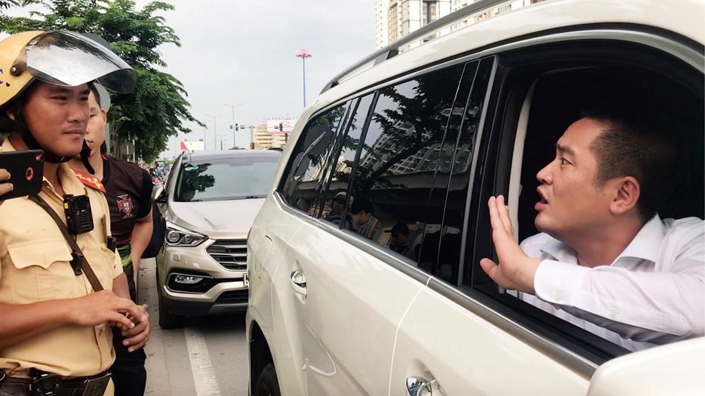 CSGT nói về việc cẩu xe Mercedes GLS giá 5 tỷ ở Sài Gòn-1