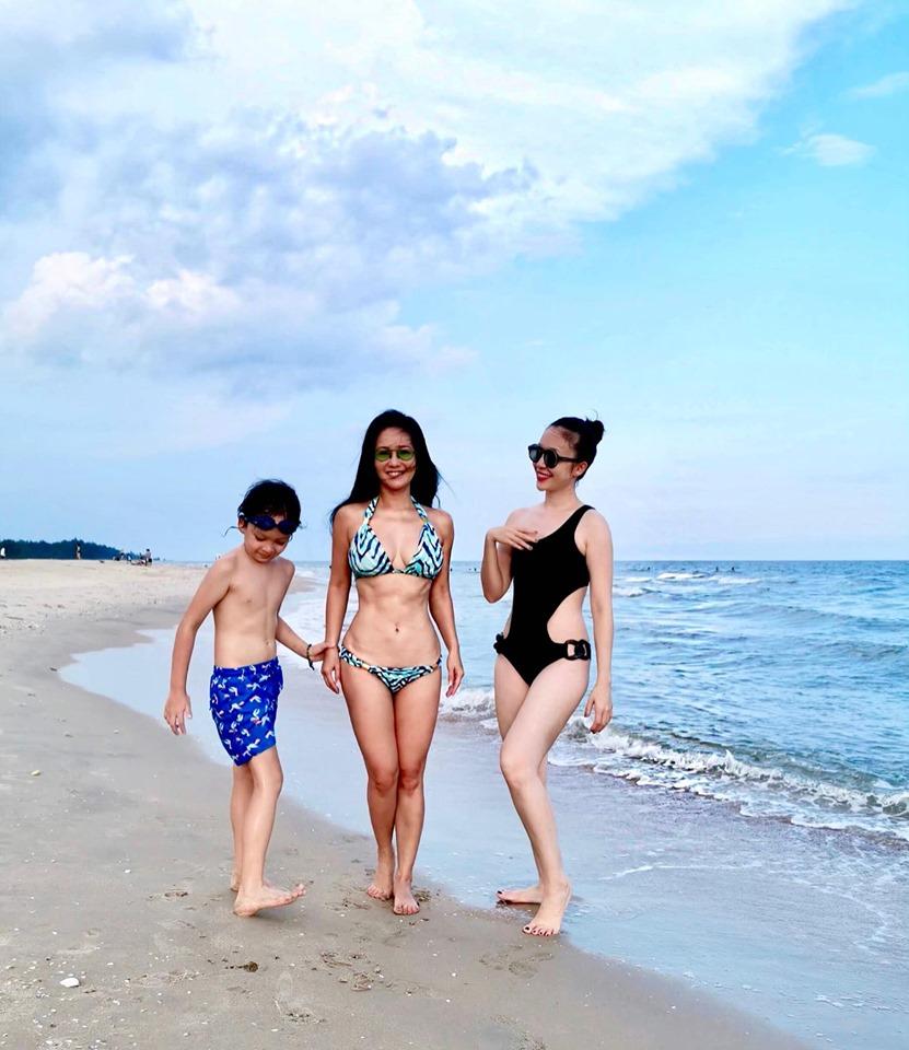 3 bông hồng showbiz Việt tuổi quá 50, có người đã lên chức bà mà diện bikini đẹp nức nở, gái chưa chồng còn xách dép-3